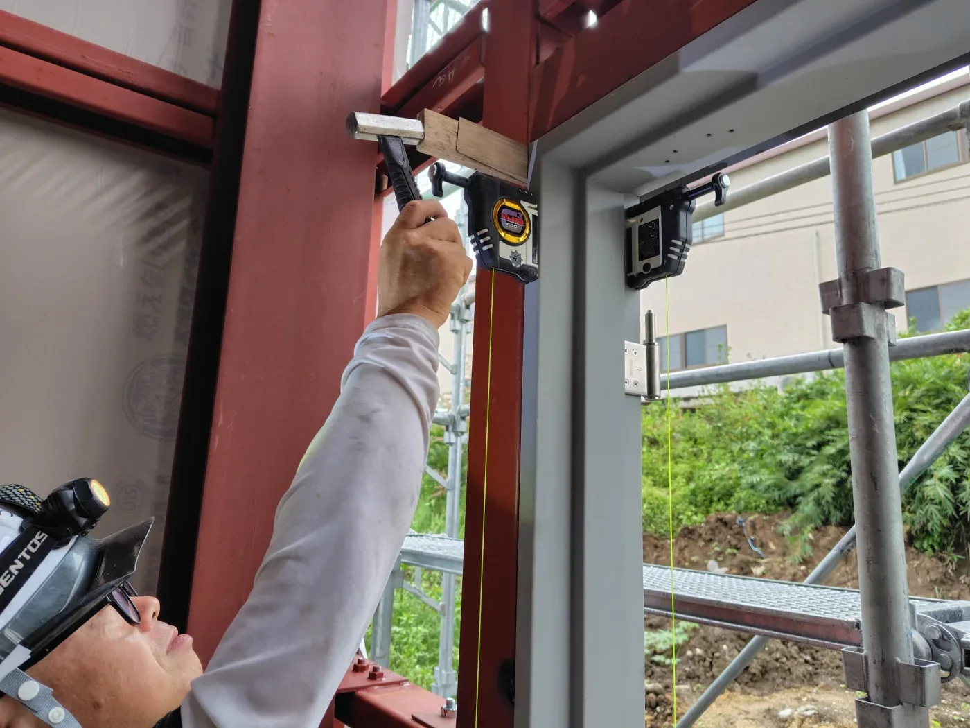 鋼製ドア枠の垂直を確認する作業